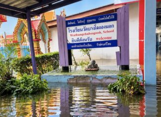 THAÏLANDE – INONDATIONS : La pluie s’éloigne, mais 155 écoles restent touchées école Bangkok inondée