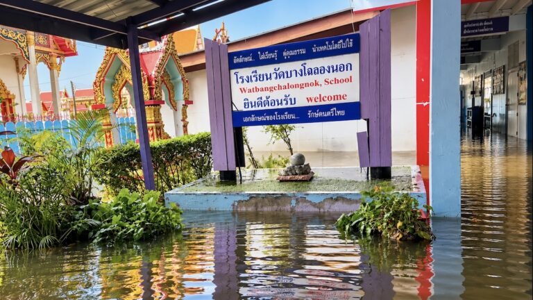 THAÏLANDE – INONDATIONS : La pluie s’éloigne, mais 155 écoles restent touchées