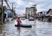 THAÏLANDE – INONDATIONS : Sous l’eau, des Thaïlandais admirables inondation bateau pneumatique