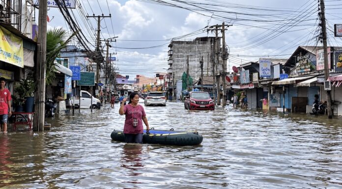 THAÏLANDE – INONDATIONS : Sous l’eau, des Thaïlandais admirables inondation bateau pneumatique