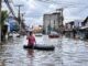 THAÏLANDE – INONDATIONS : Sous l’eau, des Thaïlandais admirables inondation bateau pneumatique