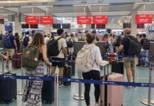 touristes aéroport