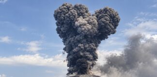 INDONÉSIE – VOLCAN : L’Anak Krakatau ferme six aéroports, des centaines de vols perturbés volcan Anak Krakatau