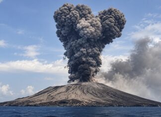 INDONÉSIE – VOLCAN : L’Anak Krakatau ferme six aéroports, des centaines de vols perturbés volcan Anak Krakatau