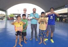 THAÏLANDE – COMMUNAUTÉ : L’AFBT débloque 100 000 bahts pour des familles de Khlong Toei AFBT débloque 100 000 bahts pour des familles de Khlong Toei