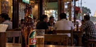 Bière fraîche au crépuscule de Rangoun