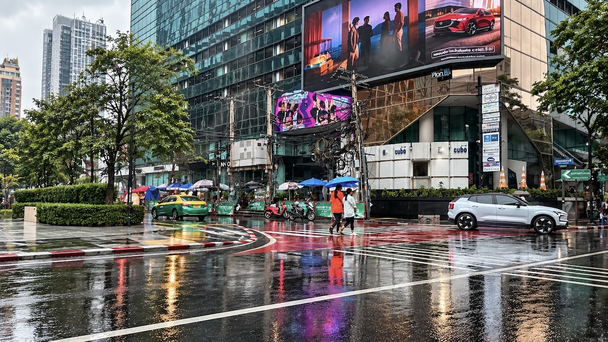 Carrefour urbain de Bangkok sous la pluie