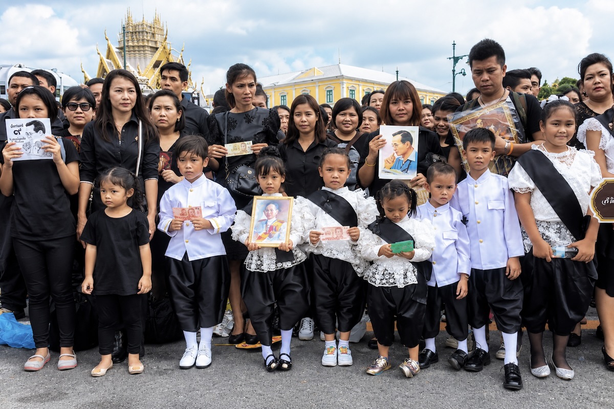 Foule en deuil Rama IX
