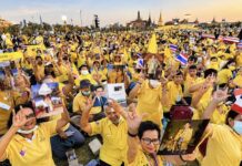 Foule en jaune devant le Grand Palais