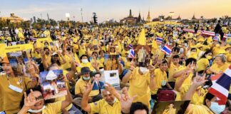 THAÏLANDE – MONARCHIE : Cette couleur jaune indissociable du défunt roi Rama IX Foule en jaune devant le Grand Palais