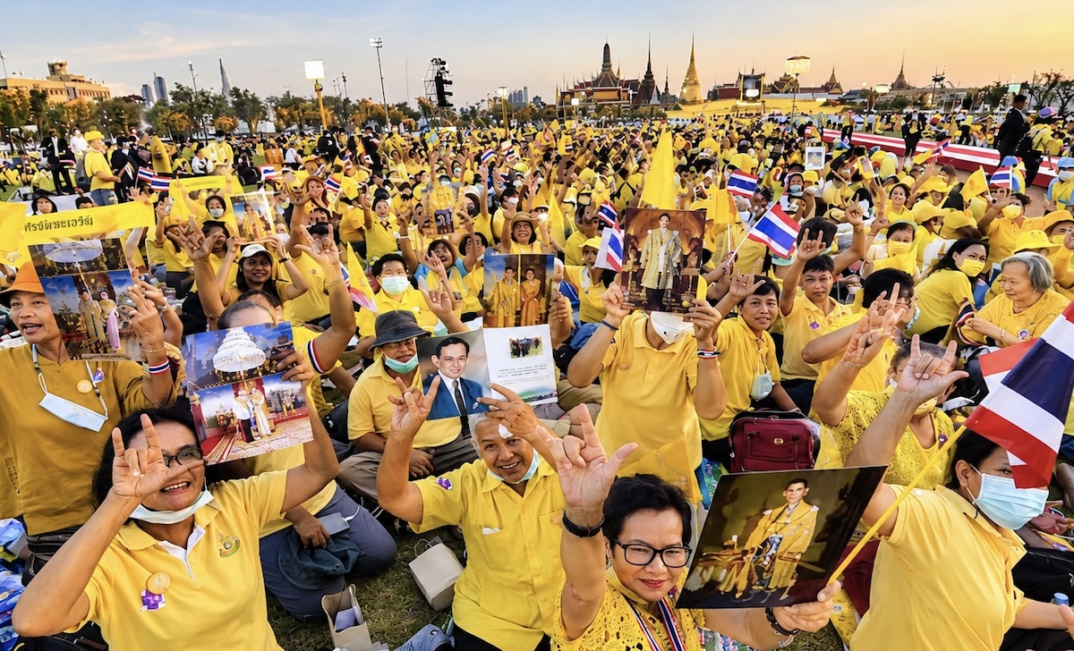 Foule en jaune devant le Grand Palais