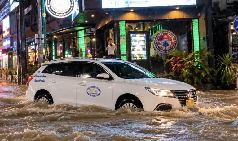 PHUKET – INONDATIONS : La pluie n’a pas dit son dernier mot