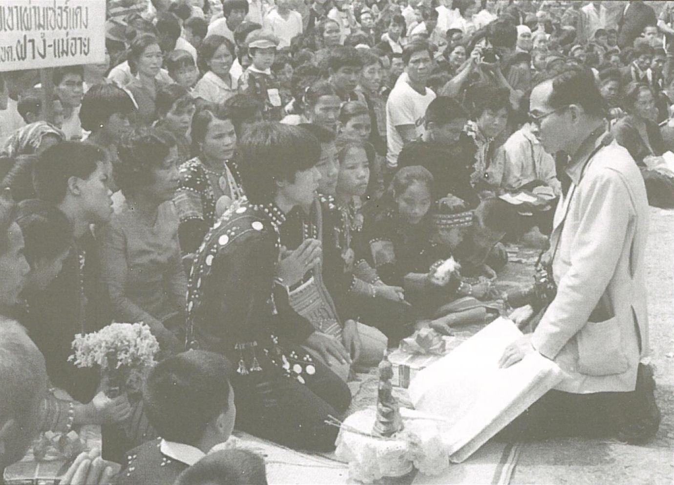 Le roi Rama IX rencontre les villageois