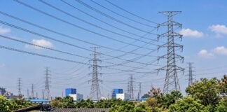 Lignes à haute tension au-dessus de l’industrie