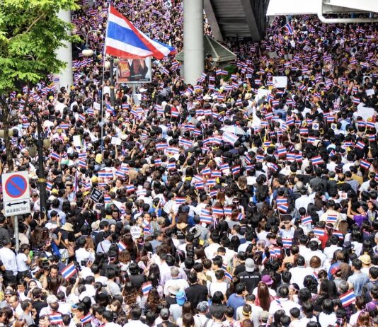 GAVROCHE HEDBO – ÉDITORIAL : Manifestations à la thaïlandaise, un modèle ? Manifestion Thaïlande à Silom Bangkok 2013