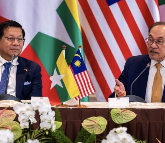 MALAISIE – BIRMANIE : Anwar assume le retour au dialogue avec Min Aung Hlaing Min Aung Hlaing et Anwar