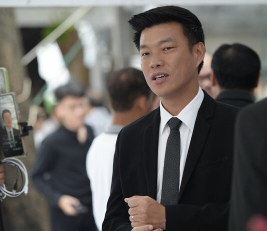 THAÏLANDE – POLITIQUE : L’opposition prépare son offensive contre le « régime bleu » Natthaphong Ruengpanyawut
