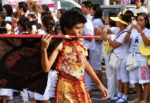 PHUKET – TOURISME : Neuf jours en blanc, le Vegetarian Festival revient le 10 octobre Procession festival végétarien à Phuket