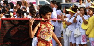 PHUKET – TOURISME : Neuf jours en blanc, le Vegetarian Festival revient le 10 octobre Procession festival végétarien à Phuket