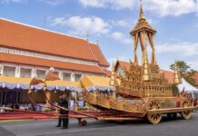 Procession royale thaïlandaise dorée