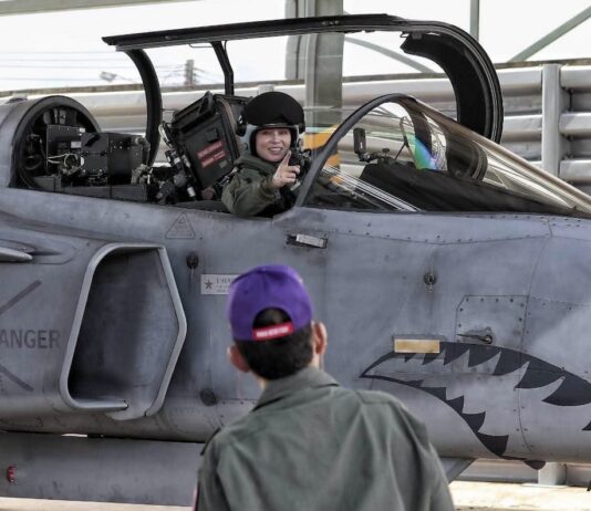 THAÏLANDE – MONARCHIE : La reine Suthida pilote seule un avion de chasse Reine Suthida chasseurs gripen
