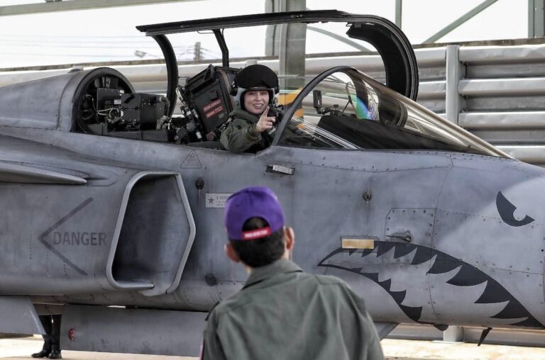 THAÏLANDE – MONARCHIE : La reine Suthida pilote seule à bord d’un avion de chasse