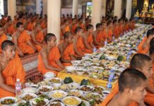 Repas monastique au temple bouddhiste au Cambodge
