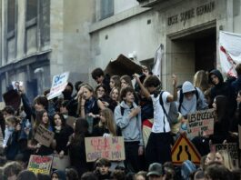 FRANCE – POLITIQUE : Vue d’ailleurs, il est (toujours) interdit d’interdire lycéens en colère en France