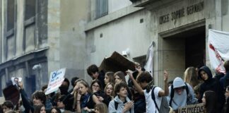 FRANCE – POLITIQUE : Vue d’ailleurs, il est (toujours) interdit d’interdire lycéens en colère en France